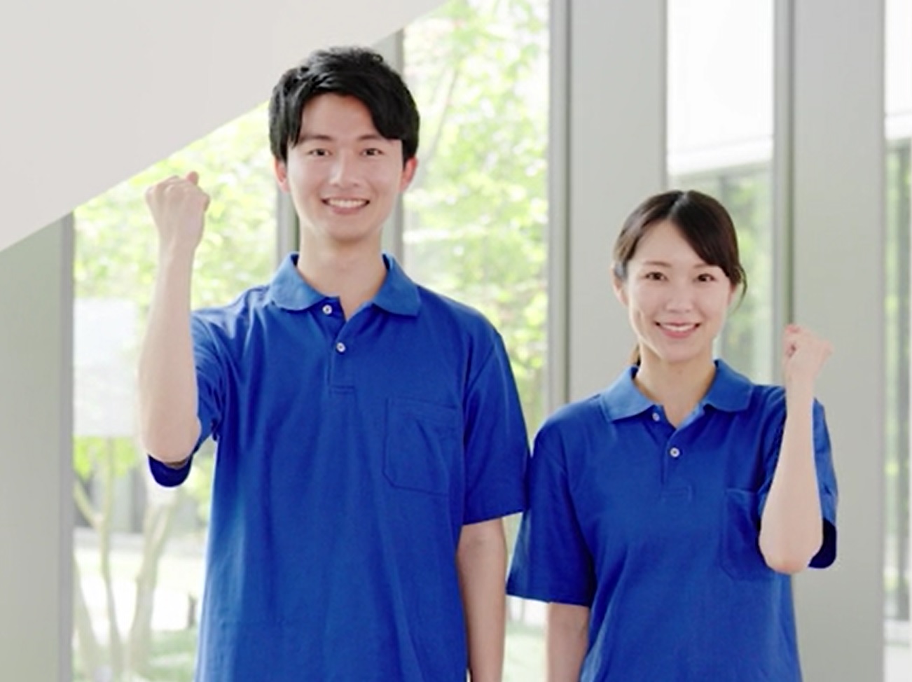 笑顔で働く職員の様子